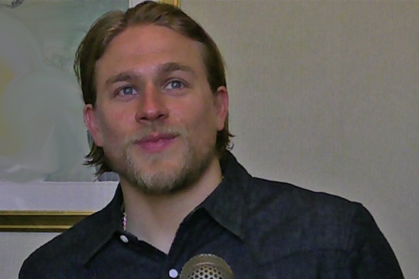 Charlie Hunnam Puts On Spanish Accent to Imitate PACIFIC RIM's Guillermo del Toro