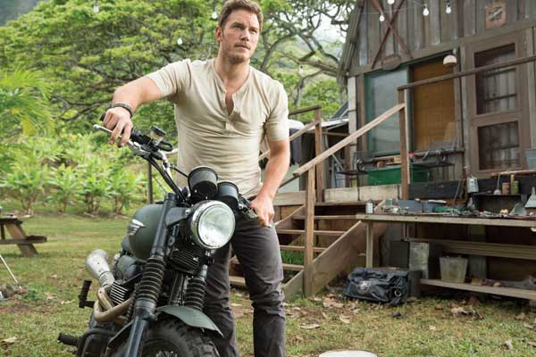 Chris Pratt Outruns New Hybrid Dino in New JURASSIC WORLD Clip