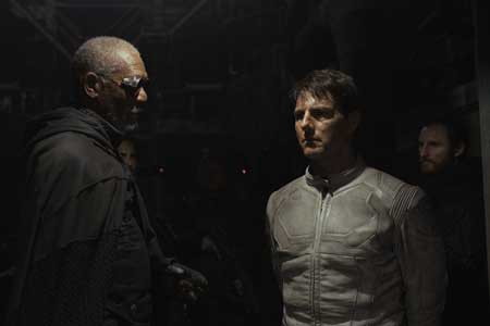 Oblivion-Morgan-Freeman-Tom-Cruise-movie-still