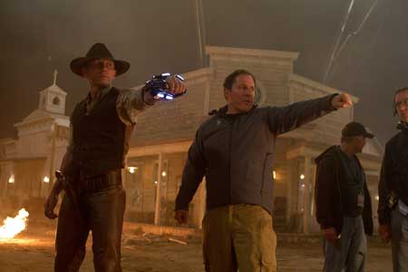 Daniel Craig and Jon Favreau on COWBOYS & ALIENS set