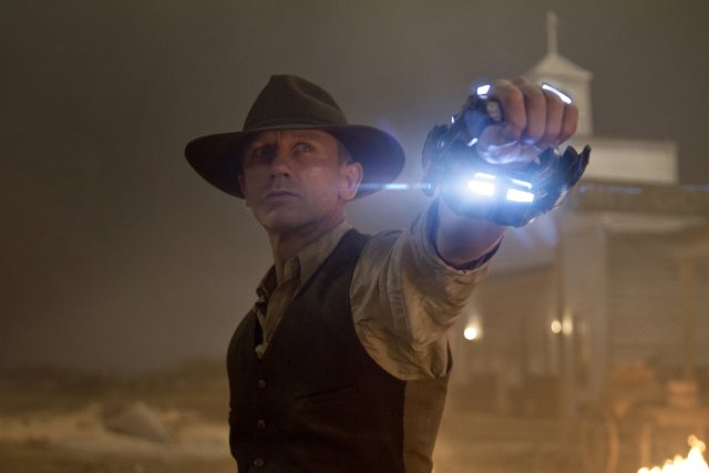 Daniel Craig stars in COWBOYS AND ALIENS movie