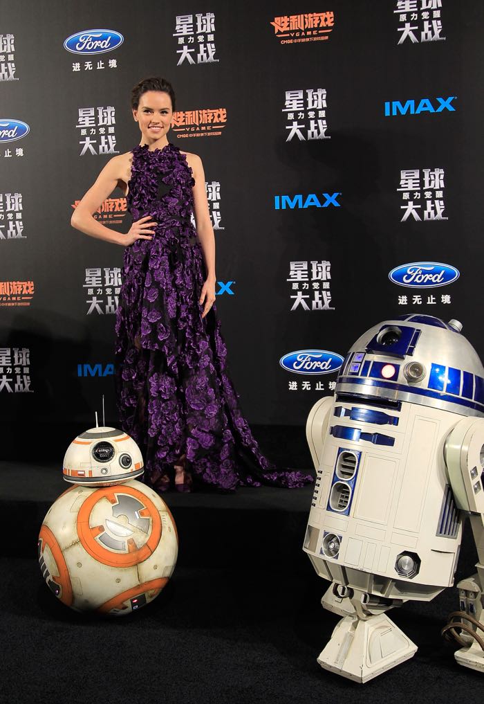 Star Wars Force Awakens Shanghai Premiere Daisy Ridley with BB-8 and R2-D2