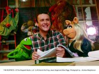 Muppets_jason_segal-misspiggy-kermit