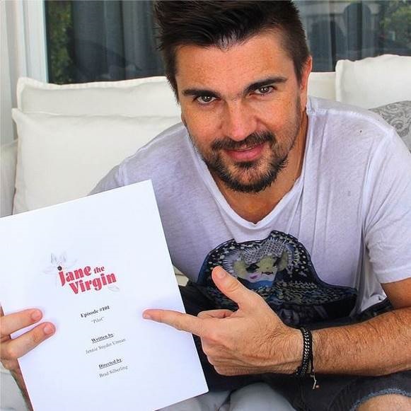 Latino artist Juanes holding a Jane the Virgin script
