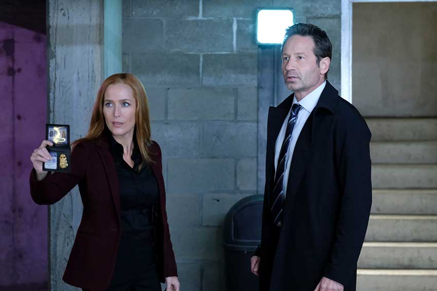 THE X-FILES:  L-R:  Gillian Anderson and David Duchovny in the "The Lost Art Of Forehead Sweat" episode of THE X-FILES airing Wednesday, Jan. 24 (8:00-9:00 PM ET/PT) on FOX.  ©2017 Fox Broadcasting Co.  Cr:  Shane Harvey/FOX